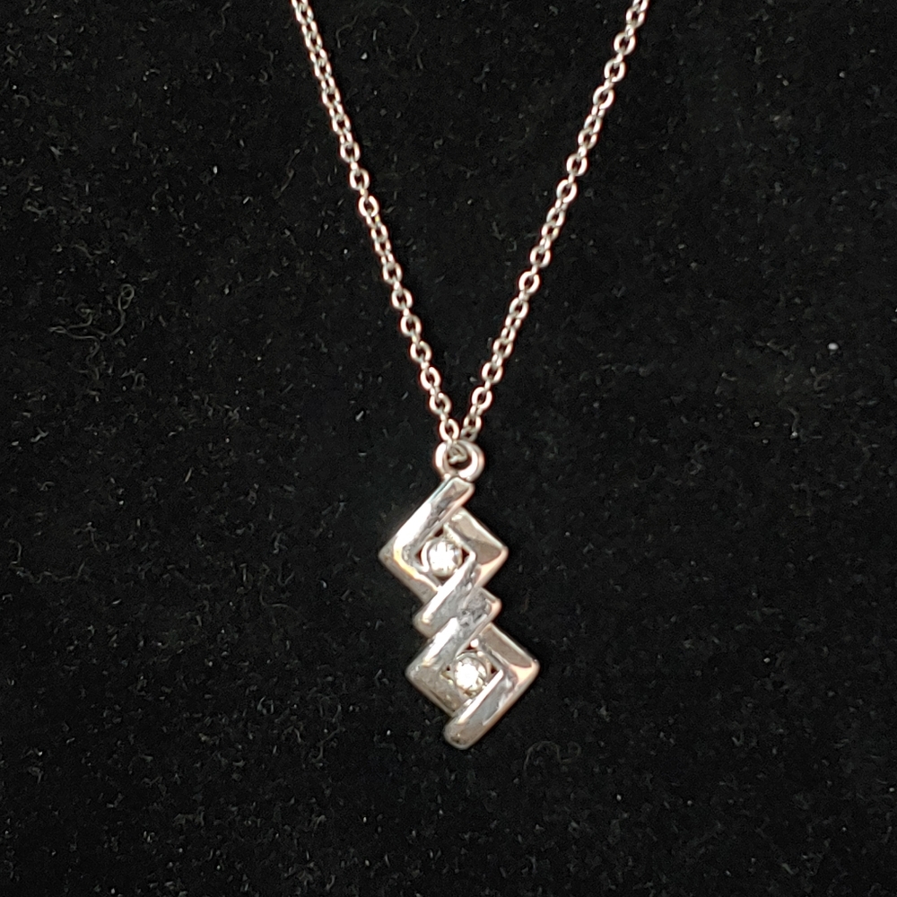Silvertoned Pendant - Picture 1 of 3